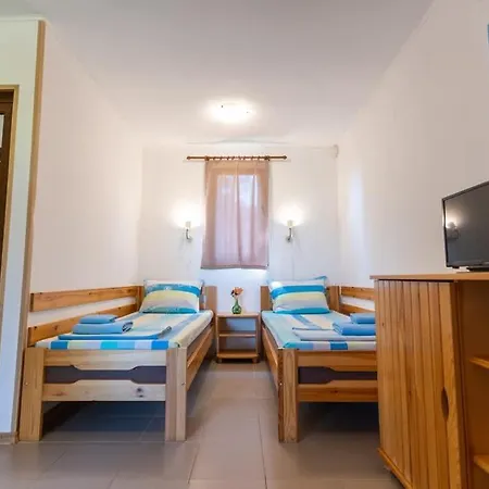 гнездото The Nest 1 3* 洛泽内茨