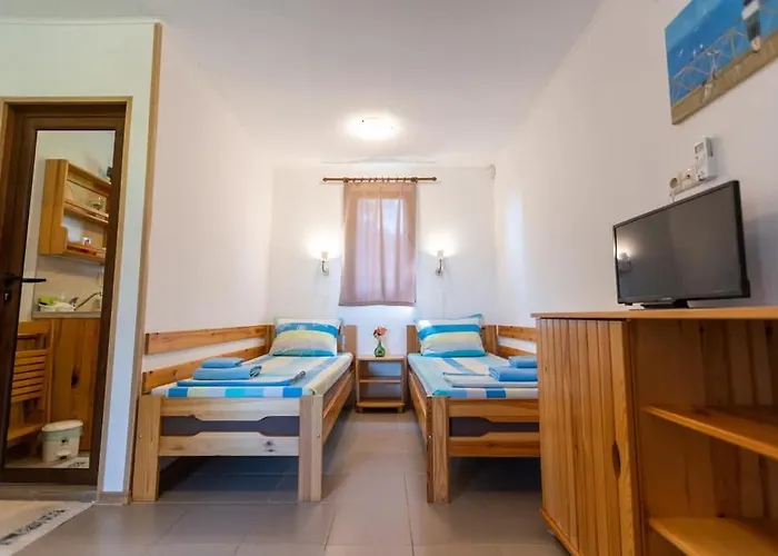 гнездото The Nest 1 3* 로제넷츠